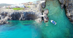 A gyönyörű görög sziget telket adományoz, majd havonta fizet csupán azért, hogy ott laksz