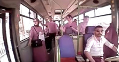 A  buszvezető korábban nyitotta ki a busz ajtaját, hogy szellőztessen. Egy női utas kiszállt