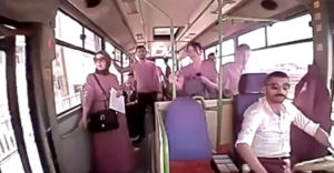 VIDEÓ: A buszvezető korábban nyitotta ki a busz ajtaját, hogy szellőztessen. Egy női utas kiszállt