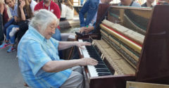 Egy átlagos néni leült a zongorához és több tucat ember figyelmét keltette fel a játékával