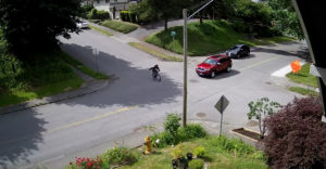 A biciklis azt hitte, hogy a közlekedési táblák csak az autósoknak szólnak. Keményen ráfizetett