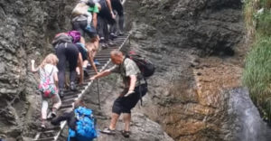 A pofátlan cseh turisták előzködnek a turistaösvényeken.