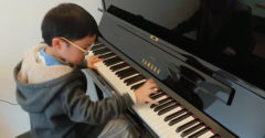 A 7 éves kisfiú bemutatta tehetségét és eljátszott egy nehéz Beethoven szonátát