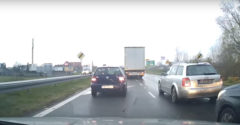 VIDEÓ: Klasszikus módon szemétkedett a kamionos, öröm nézni, ahogy ráfázott