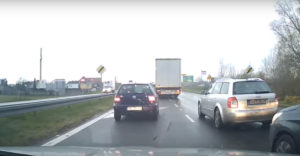 VIDEÓ: Klasszikus módon szemétkedett a kamionos, öröm nézni, ahogy ráfázott