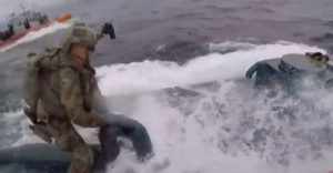 Az amerikai parti őrség nyilvánosságra hozta azt a videót, amelyben egy drogcsempész tengeralattjáróra csapottak le
