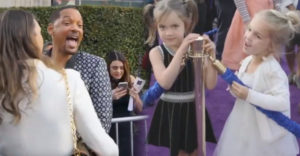 Will Smith varázserő híján is elvarázsolt két tündéri kislányt, kedvesen válaszolgatott kíváncsi kérdéseikre