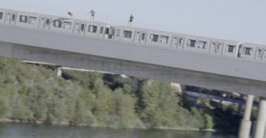 Mozgó metró tetejéről ugrottak a Dunába a fiatalok. Elég lett volna egy kis hiba, és már nincsenek az élők sorában