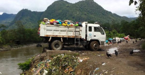 Hulladék osztályozása és újrahasznosítása Peruban. A szemetet közvetlenül az Amazonasba öntik a teherautókról