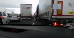 Egy kamion blokkolta a mentősöket az autópályán