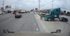 A kamion sofőrje nem vette észre az előtte elhaladó kerékpárost