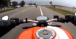 Azt hitte a motoros, hogy a versenypályán van. Ő is bukott, plusz még két embert feldöntött