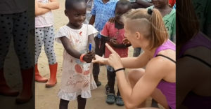 Hogyan lehet egyszerűen megörvendeztetni az afrikai gyerekeket? Az összes közelben levő gyerek örült