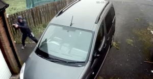 A férfi egy téglával akarta betörni a kocsi ablakát, de az visszapattant és telibe találta a fejét (Instant karma)