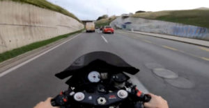A motoros posztolt egy videofelvételt, amelyben őrültként száguldozik. A rendőrség 134 000 eurós büntetést rótt ki rá