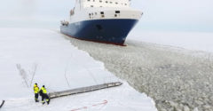 A mozgó jégtörő hajóra ugrott fel
