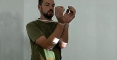 A férfi bemutatja, hogyan lehet a kezeidet gyorsan kiszabadítani a gyorskötözőből