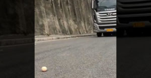 Egy tojás segítségével mutatta be, milyen mesterien tudja vezetni a teherautót