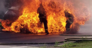 Egy lángoló Toyota RAV 4 oltása közben felrobbant az üzemanyagtartálya