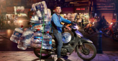 Így szállítanak Hanoi motoros futárjai