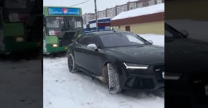 Elakadtál a hóban haver? Várj, majd én kihúzlak. (Audi RS7 és egy autóbusz)