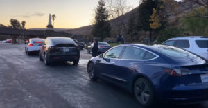 Az ünnepek körüli tömeges vándorlás során videózta le a Tesla feltöltésének nehézségeit. (Hosszú várakozás)