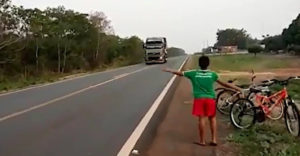 A kisfiú az ötletével felfordított egy kamion. A sofőr hagyta magát rászedni egy kis játékra
