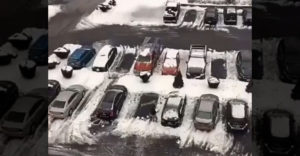 Először látott havat az autóján. Jókora kárt okozott magának a söprési technikájával