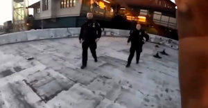 Két rendőr egy parkour őrültet akart elkapni. Ő kinevette őket és leugrott a tetőről