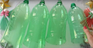 Összegyűjtött  néhány zöld PET palackot és szalagokra vágta azokat. Mintha a karácsonyra lettek volna kitalálva