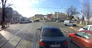 Egy román villamosvezető a lehető legegyszerűbben kezelte a pofátlan BMW-st