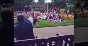 A srác egy Bon Jovi számot énekelt a parkban, az egész tömeg csatlakozott hozzá. (Így terjed a jókedv)