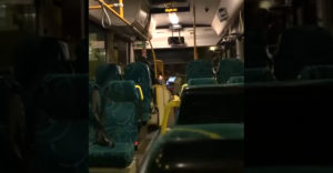A buszsofőr azt hitte, hogy egyedül van a buszban (Produkálta magát)