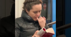 Friss finomságokat ízlelgetett az ínyenc hölgy a metrón