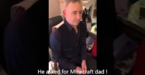 A Minecraftot kérte  papától a fa alá. Egy kicsit mást kapott (A papa rosszul hallotta)