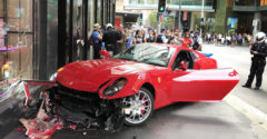 Csúcsbénázás: ékszerüzletben összetörni a Ferrarit