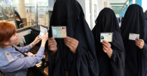 Hogyan ellenőrzik azon muszlim nők útlevelét, akik burkát vagy nikábot viselnek?
