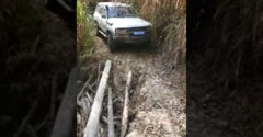 Egy vékony faoszlopon hajtott át a leomlott út felett a profi sofőr