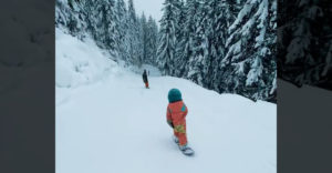 A sípálya szenzációja volt ez a 4 éves kislány a snowboardon