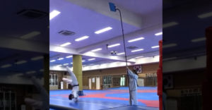 Ezt még egy gyerek is lerúgná, tartsd azt a kék deszkát magasabbra (repülő taekwondo-s)