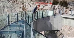 Horvátországban 1228 méteres magasságban építettek egy üveghidat. Lélegzetelállító kilátást nyújt a dalmát tengerpartra
