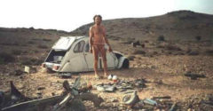 1993-ban a sivatag közepén robbant le az autója. Hogy túlélje, 12 nap alatt egy motort épített belőle