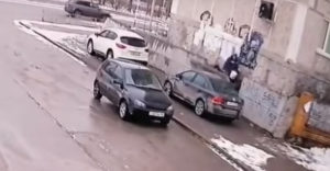 VIDEÓ: Tilosban parkolt le, nagyon vicces kedvében volt a sors, amikor büntetett