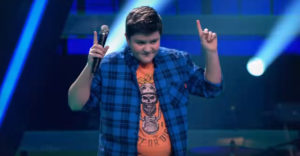 A fiú a The Voice Kids tehetségkutatóban a Welcome To The Jungle dalt énekelte el, és lenyűgözte az egész stúdiót