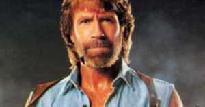 Chuck Norris most ünnepelte a 80. születésnapját. Vagy az ünnepelte őt?