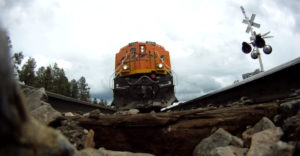 Hogyan viselkednek a sínek egy 120 km/h sebességgel haladó vonat alatt? Egy GoPro kamerát tettek a közeledő vonat alá