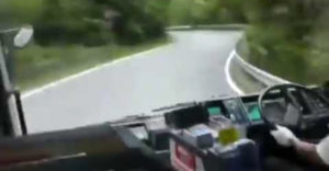 Amikor rally versenyző szerettél volna lenni, de csak buszsofőrnek vettek fel (Pánikoló utasok)