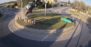 És a legmagasabb ugrást a körforgalom felett a Suzuki Swift sofőrje nyeri (Big Air)