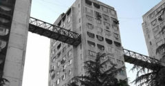 Miért építettek Tbilisziben hidakat a panelházak közé?