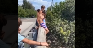 Kér fiatal fiú leugrott a hídról. Kellemetlen meglepetés várta őket a folyóban